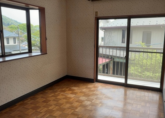 洋室のメリットは重い家具が置きやすく、身の回りが整理しやすいことです。　床がフローリングのため畳とは異なり凹みにくいです。　クローゼットなど収納が豊富で、普段使わない旅行カバンや服の整頓も簡単にです。
