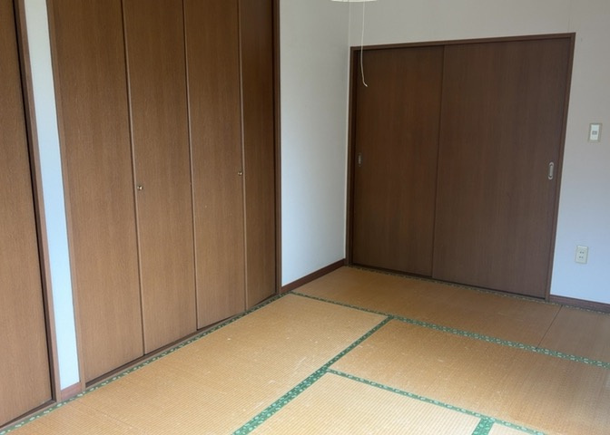 寝室でゆっくりと過ごすためにはベッド周りの適度な空間を担保することや窓の位置、照明の明るさ、寝室の広さなどを考える必要があります。自身や家族の構成とライフスタイルに併せて寝室にする部屋を選びましょう！