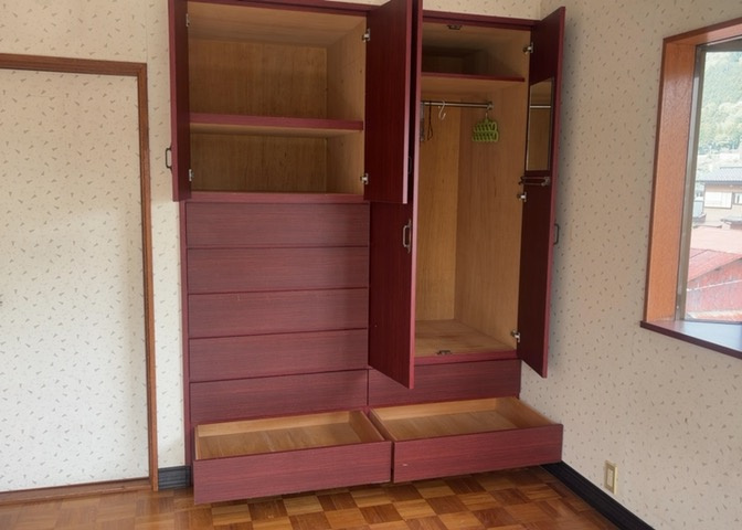 デザイン性を重視しすぎて収納が少なかった！なんてことにならないため、事前に現地で収納の数を確認しておくことをお勧めします。クローゼット以外にも床下収納や屋根裏収納、パントリーなどもチェックしましょう。