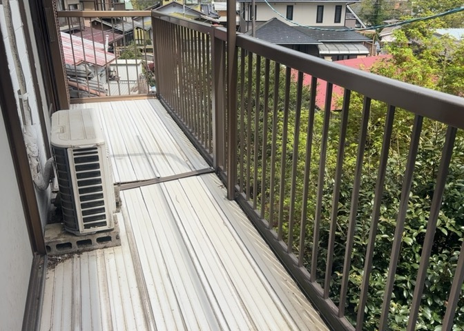 バルコニーは、室外の専用スペースのうち、「屋根がなく開放された空間」であるものを指します。ベランダより広いタイプのものが多く、日当たりもよいため家庭菜園などを楽しみたい人にとって適した環境となります。