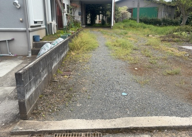 駐車場と明記されていても、最小スペースでつくられた駐車場だと大型車は駐車できなかったり、出入りしにくくなったりする可能性があります。お車のサイズと購入したい物件の駐車場のサイズを現地で確認しましょう。
