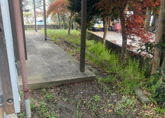 庭があることでガーデニングや家庭菜園はもちろん、こどもの遊び場やペットを放して遊ぶことができます。また、家の周囲に余裕があるということです。隣地との間があれば、十分な日当たりと、風通しが確保できます。