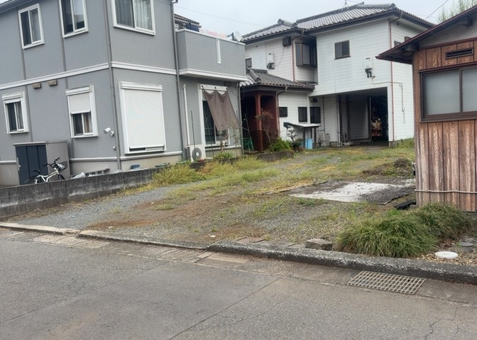 住宅用の土地では前面道路に2m以上接していなければならないと法律で定められています。しかし、お持ちの車のサイズやライフスタイルなどにより、2mでは利便が悪い場合もございますので、事前に確認しましょう。