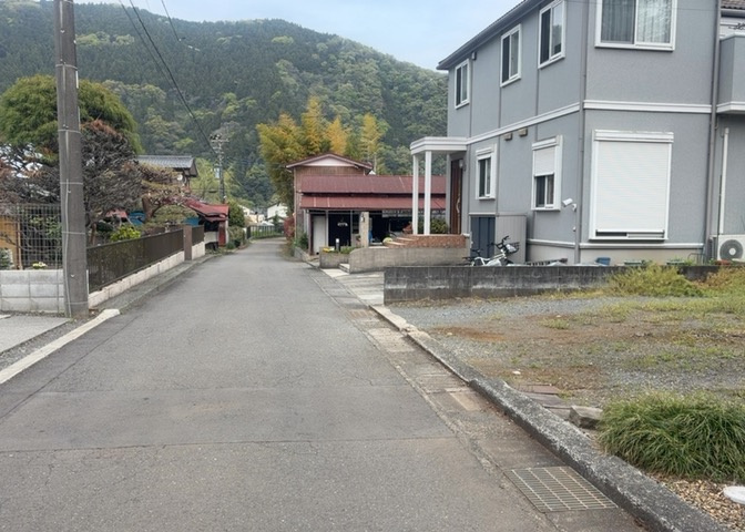 お持ちの車種によっては前面道路が広い方が便利でしょう。しかし、前面道路が広ければその分交通量が多くなるため、騒音などが気になる場合があります。実際に現地を見学し、周辺交通量や騒音などを確認しましょう！