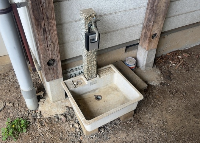 敷地内に散水栓や立水栓があると便利です。水道水を直接利用できるため、水を運ぶ手間を省くことが出来ます。大量の水を必要とする洗車作業や清掃などに役立ちます。その他設備とあわせて、現地でご確認ください。