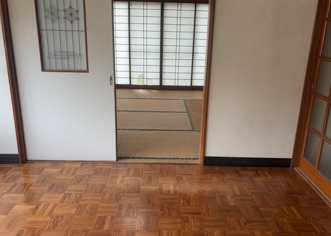 ダイニングにはダイニングテーブルセットなどを置くことが多く、間取りにおいて「D」と略記されますが、食事を作るときの作業場として使用したり、朝食を食べたりするときだけに使われるケースも少なくありません。