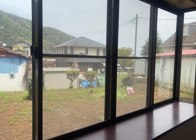 サッシは、ガラス窓に使用される金属製の窓枠です。一般的に住宅建築では、金属製建具工事の段階でガラス類・玄関などと同時に設置されます。種類や構造により断熱性能や遮音性能が異なるので現地でご確認ください。