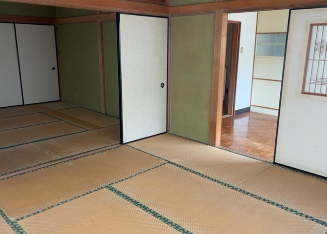 直線タイプはLとDKを一直線に並べた形で対面キッチンのタイプです。一般的なのでよく見かけるかもしれません。直線タイプに似た直接アイランドタイプは、キッチンとダイニングの間に壁がない分広く感じられます。