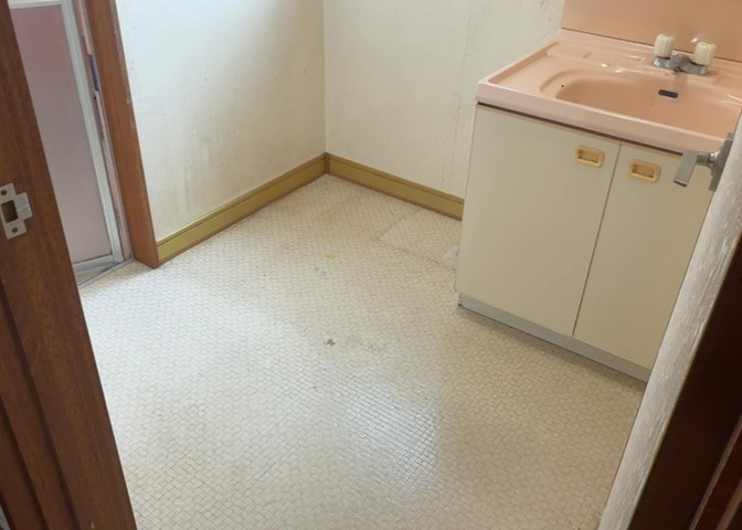 多くの戸建て住宅で見かける洗面脱衣所は、洗面台と洗濯機が2畳ほどのスペースに並べられていて、洗面所が脱衣所を兼ね備えている間取りが一般的です。お客様が利用することもある、パブリックな空間でもあります。