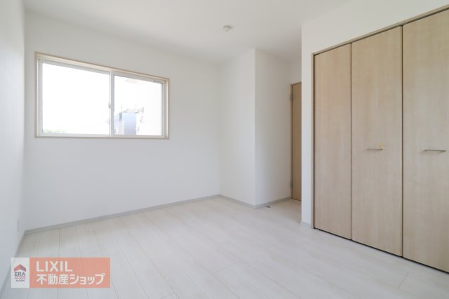 明るい採光の入る主寝室です。