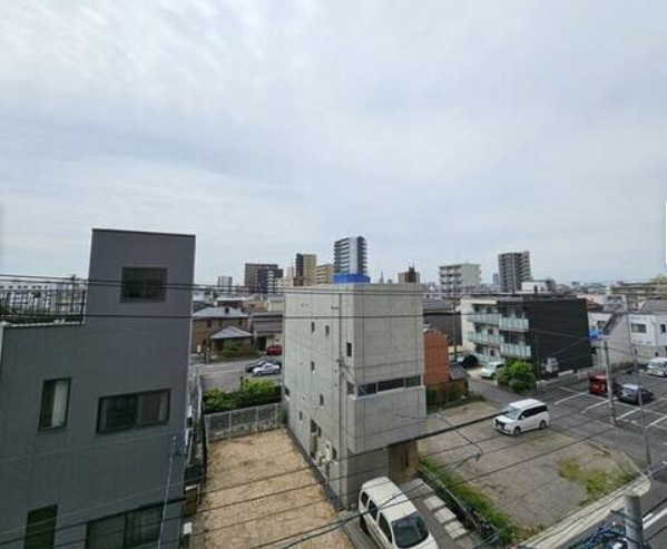空と街並みを望む開放的な景色です