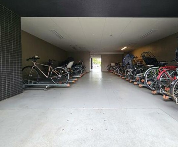 屋根付きなので、雨や風、直射日光から自転車を守ることができます。