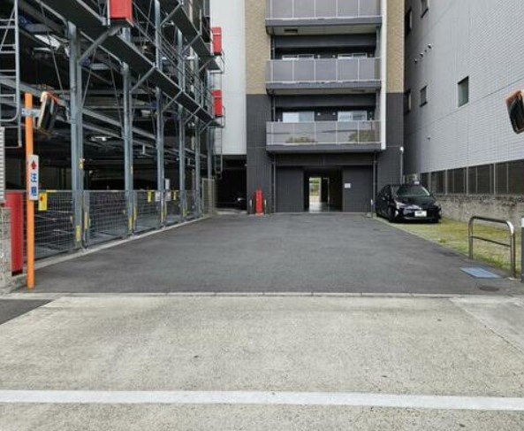 マンション敷地内だから、駐車場から玄関までの移動がラクラク。忙しい毎日を支える快適な動線設計。