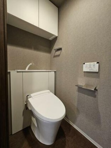 吊戸棚があるので、トイレットペーパーやお掃除用具のストックなどを収納できます。