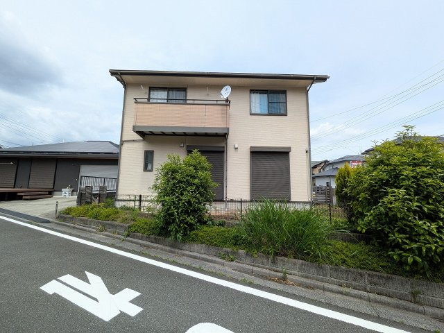 ～内外装リフォーム中　落ち着きのある住宅地内の再生住宅　並列2台駐車可能～
