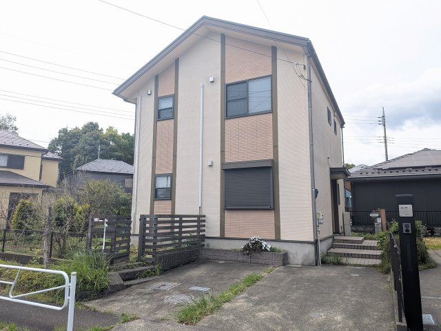 ～内外装リフォーム中　落ち着きのある住宅地内の再生住宅　並列2台駐車可能～