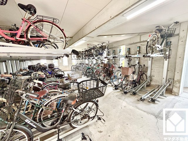 サイクルラック付きの屋内駐輪場を設置。スッキリ整理されて、自転車同士が接触・転倒しにくい設計です。（月額100円～300円）