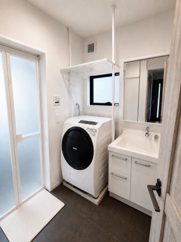 湿気の溜まりやすい脱衣所も窓が付いており快適です。　※実際は居住中のため、AI加工で物を削除しております。現況優先でお願いします。