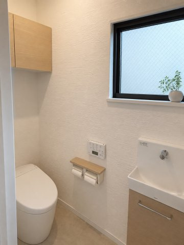 換気ができる窓付きです。扉付き収納棚もございます。　※実際は居住中のため、AI加工で物を削除しております。現況優先でお願いします。
