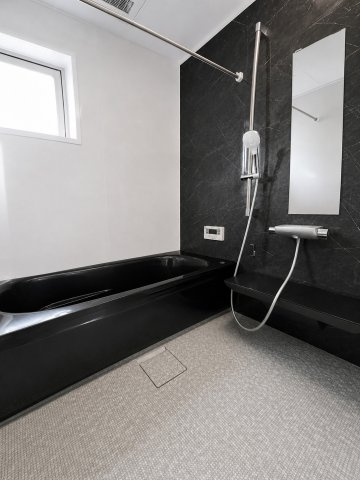 家族でゆったり入浴できる広さ。　※実際は居住中のため、AI加工で物を削除しております。現況優先でお願いします。