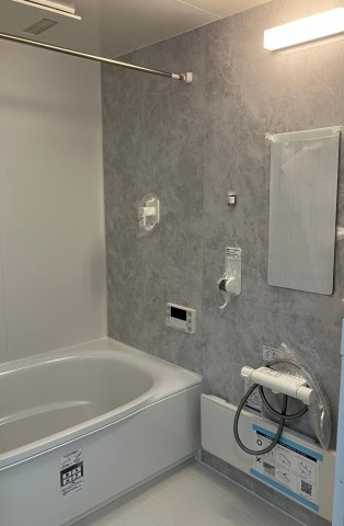 便利なオートバス付のため、温かいお湯でごゆっくりしていただけます！　※AI加工で家具等を消しております。
