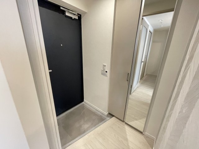 大きな鏡のついた玄関で、お出かけ前の身だしなみチェックもバッチリです。　