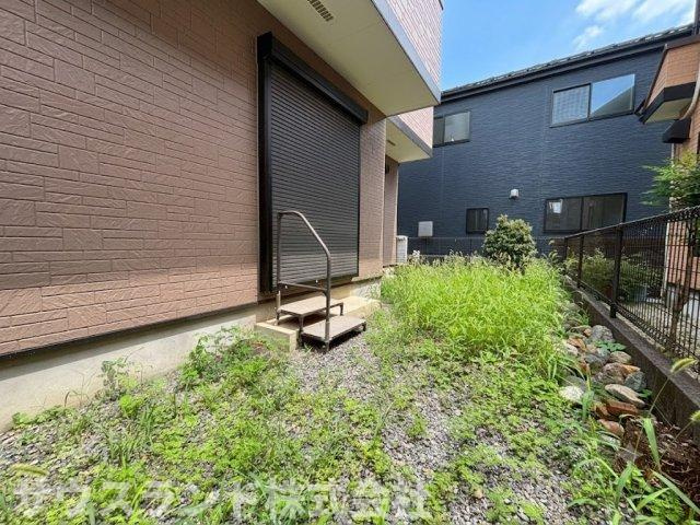 陽当たりの良いお庭付き。ガーデニングや家庭菜園、お子様の遊び場、外でのDIY作業など、用途多彩なスペースです。