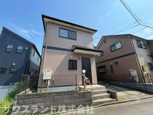 やわらかなベージュとブラウンでまとめた、親しみやすい外観です！青空に映える落ち着いた佇まいで、建物まわりには植栽を楽しめる空間もあり、季節の彩りを身近に感じながら心地よく暮らせます。