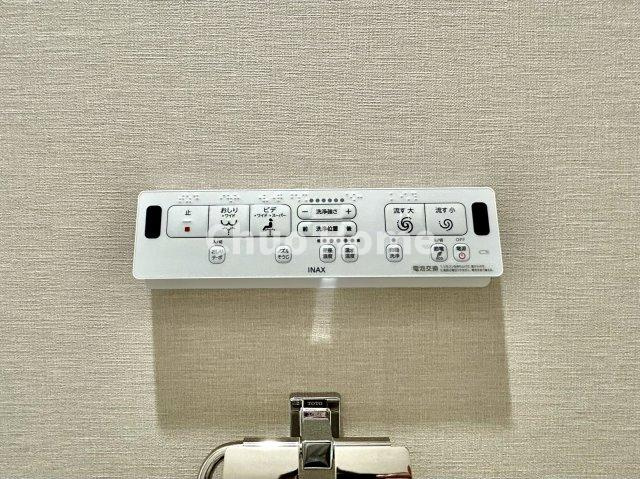 【ウォシュレット】清潔に使いたいお手洗いには最適な設備です。もちろんウォームレットも標準装備です。