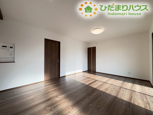 奥行きがあり、ダイニングテーブルやソファをゆったり配置できるLDKです！シックな色合いのフローリングが空間をすっきりと引き締めており、窓からの光がお部屋の奥まで心地よく広がっていますね☆