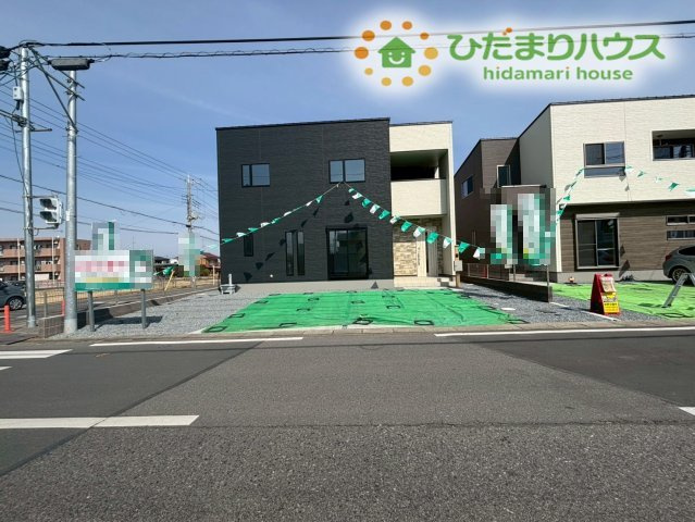 平坦で使いやすい駐車場スペースです！2台の車を並べて停められるゆとりがあるため、ミニバンなどの大きめのファミリーカーや、自転車などを置いておくのにも重宝します！