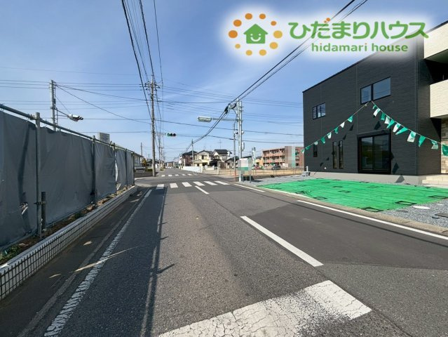 物件の前に広がる舗装された綺麗な前面道路の様子です！幅員がしっかりあるため、駐車が苦手な方も安心◎角地のため開放感がありますね！