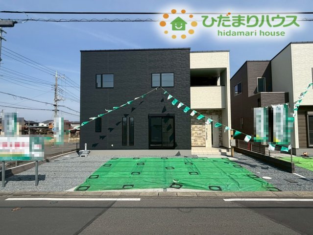青空に映えるモダンな外観を別のアングルから捉えた写真です！建物前面がすっきりと開けているため、陽当たりや通風もしっかり確保しやすく、毎日の帰宅時にも清々しい気持ちにさせてくれる佇まいですね★