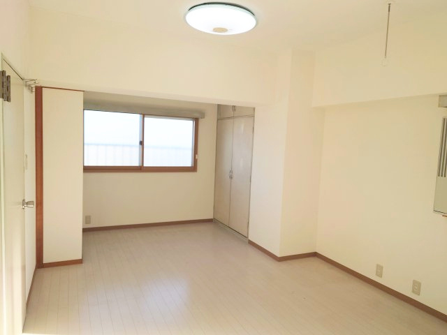 洋室は10.5帖と広め。クローゼットがあるのでスッキリ快適な居室空間で生活できますね。