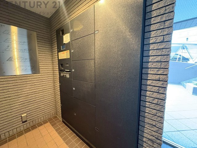 宅配ボックスは荷物の受け取りや配達が便利で安全です。不在時でも荷物が確保され、盗難や損傷のリスクが減少。受け取り時間の柔軟性が向上。外出先からでも荷物の受け取りや預けが可能となります。