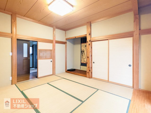 8畳の広さがある和室は、客間や寝室、お子様の遊び場などマルチに活躍。開放感あふれる空間で、家族団らんのひとときをゆったりと過ごせます。
