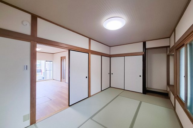和室1：引き戸を開放すると、LDKと和室を一体利用できる使いやすい間取りです。
