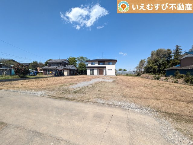 10台以上駐車可能なゆとりのカースペース　複数台車をお持ちでも、お友達が遊びに来てもゆとりの駐車スペース！