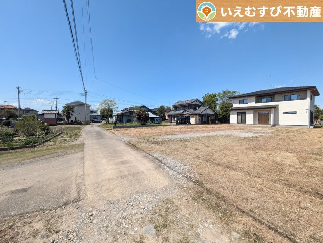 充分な広さの4ｍ前面道路　間口が広くお車の出し入れも問題なく行えるスペースが確保されています♪