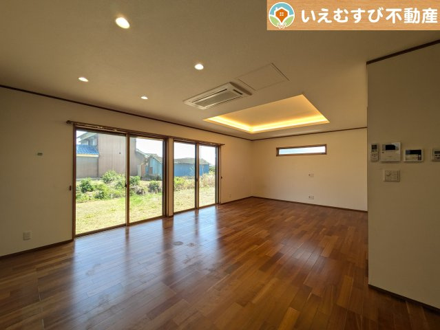 ナチュラルな色合いで落ち着いた印象のリビングダイニング　ぬくもりのあるナチュラルな空間。グリーンを飾っても相性が良さそうですね♪