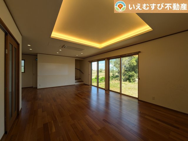 開放感と家族との距離感にこだわったＬＤＫ　開放的な折り上げ天井のリビングで家族みんなでくつろげそうですね♪