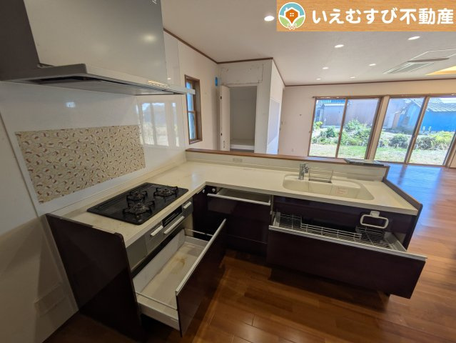 機能性収納性に溢れるキッチン。　収納もたっぷり付いていてすっきり片付く！毎日楽しくお料理が出来そうです！