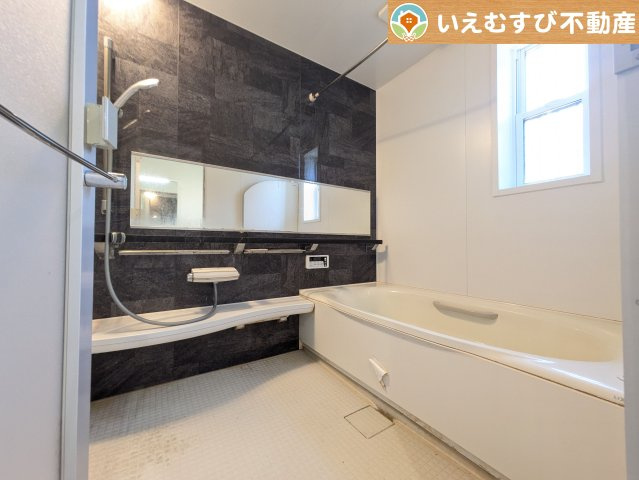 モダンな配色の落ち着いた浴室　ダークトーンの壁面がアクセントになっておしゃれ！窓付きで空気の入れ替えも出来ます！