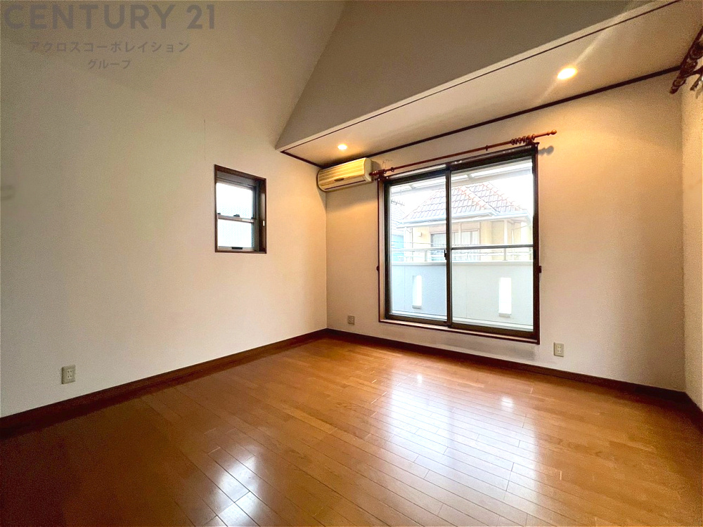 寝室…リラックスできるプライベート空間で、快適な睡眠をサポート。個人の好みに合わせたインテリアや寝具で心地良さを追求。プライベートな時間を過ごし、リフレッシュする場所におすすめです。