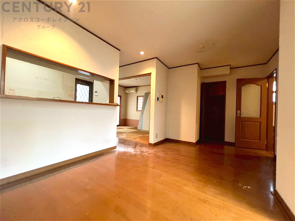 リビングダイニングは家族や友人とのコミュニケーションを楽しむ場所でくつろぎながら食事や会話を楽しめ、多目的に利用できリラックスできる空間です。家庭内の中心として機能し、快適な生活をサポートします。