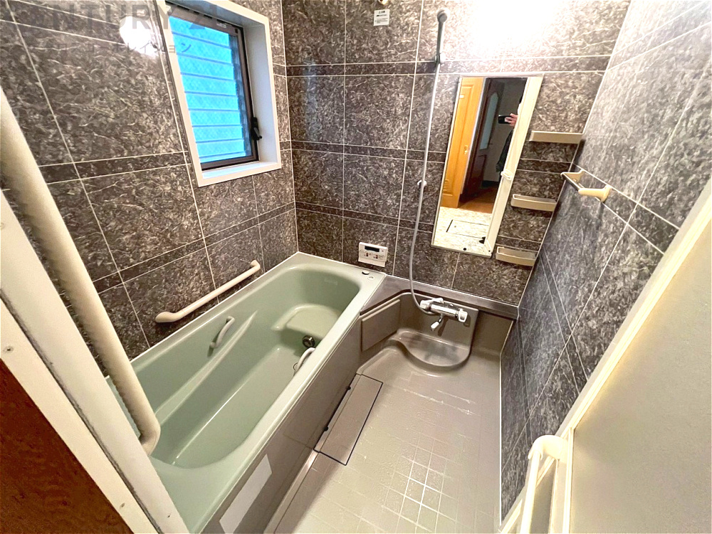 ユニットバスは省スペースでありながら、シンプルな設計と使いやすさを備え、簡便なメンテナンスが可能です。またミラー・小物置き場もあり便利です。