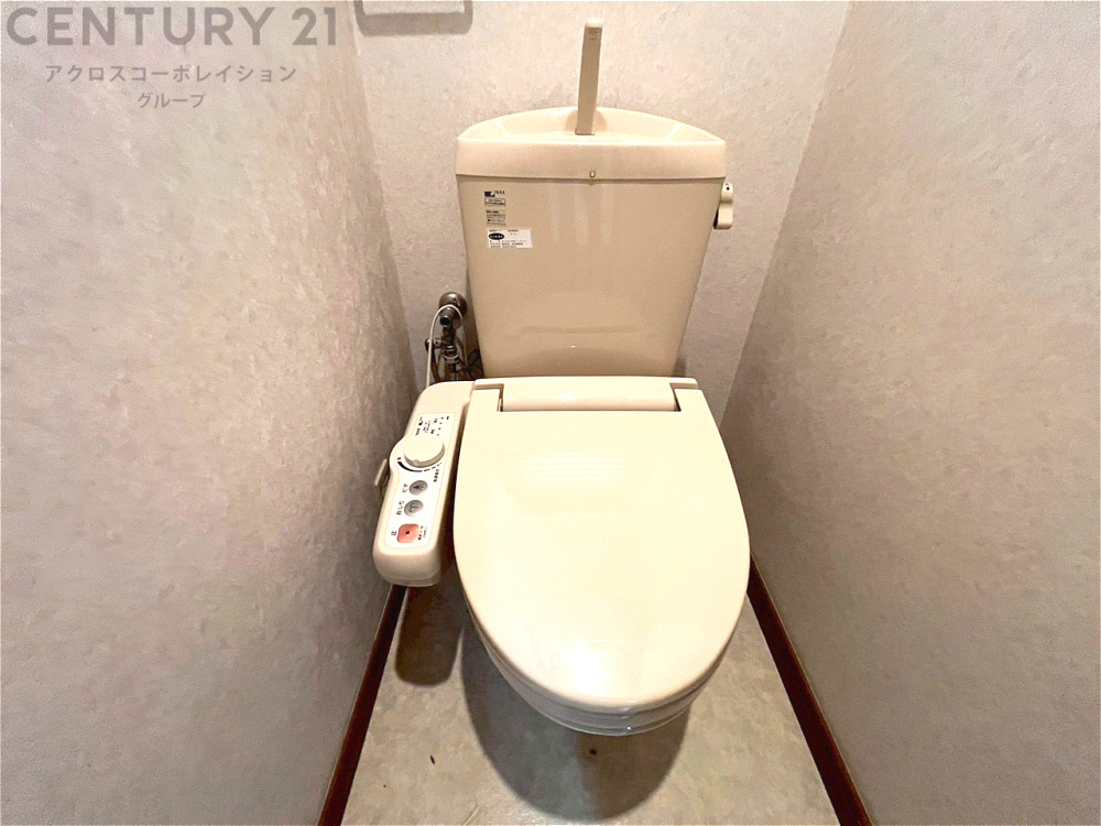 温水洗浄便座付トイレは温水洗浄機能により、暖かい水でおしりを洗浄することができ、冷たい水を使う従来の便座に比べ、温水洗浄機能で暖かいトイレを提供し、快適な使用を可能にします。