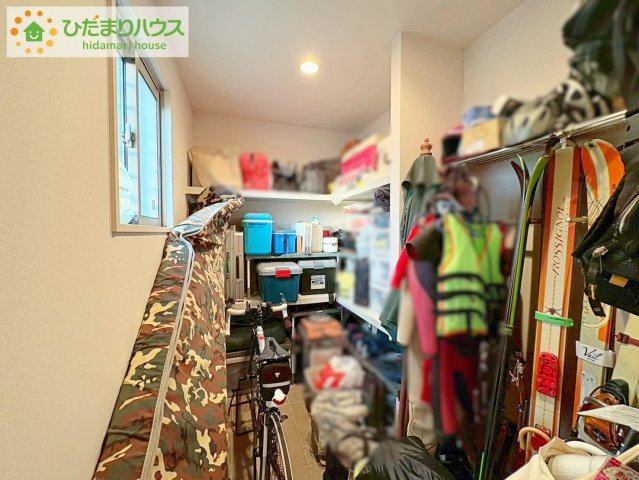 シューズクロークは、レインコートやベビーカー、ゴルフバッグなど大きな荷物を置けるので、　いつでも玄関を綺麗に保てます(*^-^*)