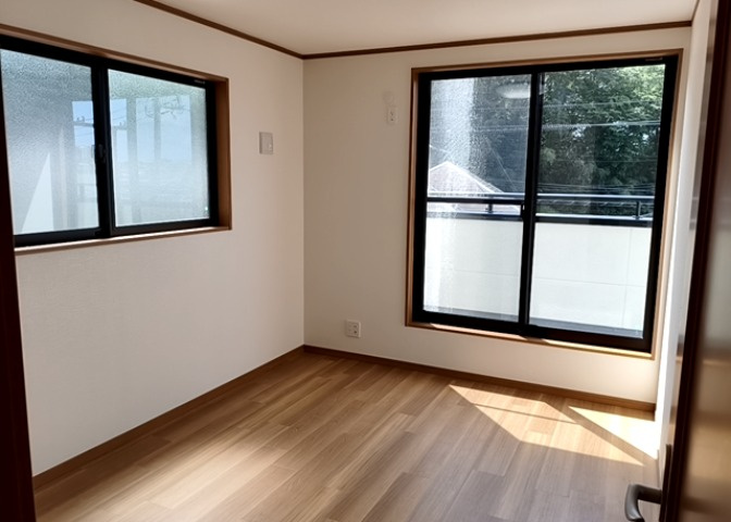 洋室のメリットは重い家具が置きやすく、身の回りが整理しやすいことです。　床がフローリングのため畳とは異なり凹みにくいです。　クローゼットなど収納が豊富で、普段使わない旅行カバンや服の整頓も簡単にです。