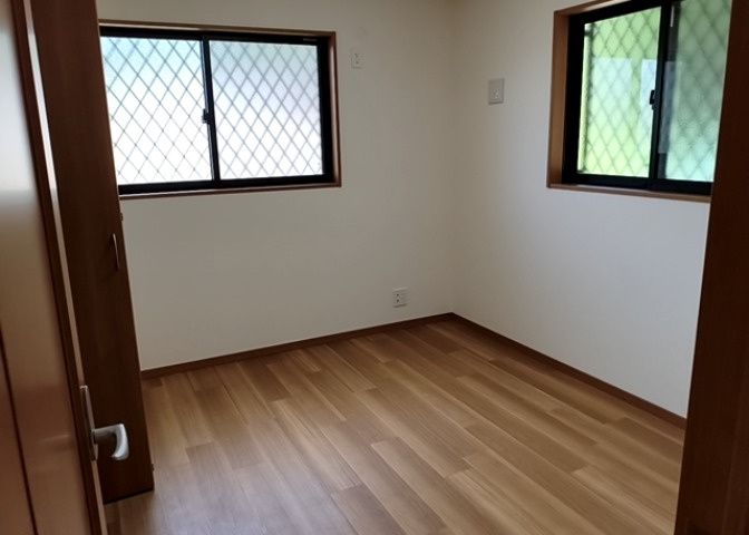 寝室でゆっくりと過ごすためにはベッド周りの適度な空間を担保することや窓の位置、照明の明るさ、寝室の広さなどを考える必要があります。自身や家族の構成とライフスタイルに併せて寝室にする部屋を選びましょう！